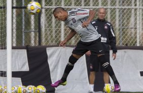 Liedson durante o treino do Corinthians realizado esta manh no CT Joaquim Grava, no Parque Ecolgico do Tiete. O time se prepara para o jogo contra o Santos, domingo a tarde, dia 15/05, na Vila Belmiro, em Santos, deciso do Campeonato Paulista 2011