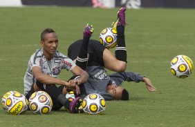 Liedson e Dentinho durante o treino do Corinthians realizado esta manh no CT Joaquim Grava, no Parque Ecolgico do Tiete. O time se prepara para o jogo contra o Santos, domingo a tarde, dia 15/05, na Vila Belmiro, em Santos, deciso do Campeonato Paulista 2011