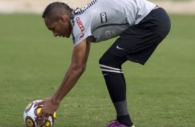Liedson treina cobranca de penaltis durante o treino do Corinthians realizado esta manhã no CT Joaquim Grava, no Parque Ecológico do Tiete. O time se prepara para o jogo contra o Santos, domingo a tarde, dia 15/05, na Vila Belmiro, em Santos, decisão do Campeonato Paulista 2011