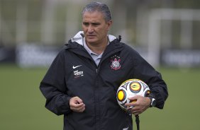 Tite durante o treino do Corinthians realizado esta manhã no CT Joaquim Grava, no Parque Ecológico do Tiete. O time se prepara para o jogo contra o Santos, domingo a tarde, dia 15/05, na Vila Belmiro, em Santos, decisão do Campeonato Paulista 2011
