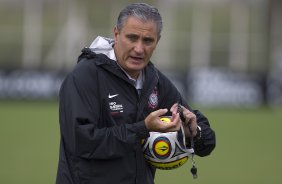 Tite durante o treino do Corinthians realizado esta manh no CT Joaquim Grava, no Parque Ecolgico do Tiete. O time se prepara para o jogo contra o Santos, domingo a tarde, dia 15/05, na Vila Belmiro, em Santos, deciso do Campeonato Paulista 2011