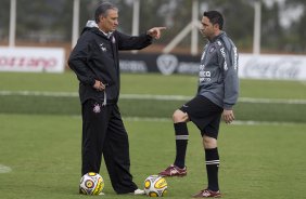 Tite e Chicão durante o treino do Corinthians realizado esta manhã no CT Joaquim Grava, no Parque Ecológico do Tiete. O time se prepara para o jogo contra o Santos, domingo a tarde, dia 15/05, na Vila Belmiro, em Santos, decisão do Campeonato Paulista 2011