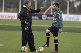 Tite e Chico durante o treino do Corinthians realizado esta manh no CT Joaquim Grava, no Parque Ecolgico do Tiete. O time se prepara para o jogo contra o Santos, domingo a tarde, dia 15/05, na Vila Belmiro, em Santos, deciso do Campeonato Paulista 2011