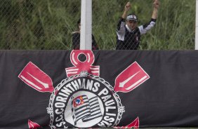 Torcedores durante o treino do Corinthians realizado esta manh no CT Joaquim Grava, no Parque Ecolgico do Tiete. O time se prepara para o jogo contra o Santos, domingo a tarde, dia 15/05, na Vila Belmiro, em Santos, deciso do Campeonato Paulista 2011