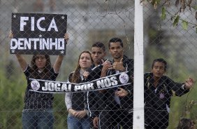 Torcedores pede pela permanencia de Dentinho que pode fazer o seu ultimo jogo amanhã, durante o treino do Corinthians realizado esta manhã no CT Joaquim Grava, no Parque Ecológico do Tiete. O time se prepara para o jogo contra o Santos, domingo a tarde, dia 15/05, na Vila Belmiro, em Santos, decisão do Campeonato Paulista 2011
