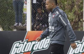 Torcedores pedem a permanencia de Dentinho que deve fazer seu ultimo jogo amanh, durante o treino do Corinthians realizado esta manh no CT Joaquim Grava, no Parque Ecolgico do Tiete. O time se prepara para o jogo contra o Santos, domingo a tarde, dia 15/05, na Vila Belmiro, em Santos, deciso do Campeonato Paulista 2011