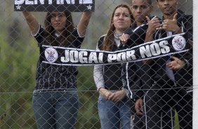 Torcedores pedem a permanencia de Dentinho que pode fazer seu ultimo jogo amanh, durante o treino do Corinthians realizado esta manh no CT Joaquim Grava, no Parque Ecolgico do Tiete. O time se prepara para o jogo contra o Santos, domingo a tarde, dia 15/05, na Vila Belmiro, em Santos, deciso do Campeonato Paulista 2011