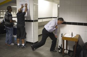O técnico Tite rezando nos vestiários antes da partida entre Santos x Corinthians, realizada esta tarde no estádio da Vila Belmiro, em Santos, primeiro final do Campeonato Paulista de 2011