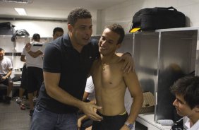 Ronaldo e Morais nos vestiários antes da partida entre Santos x Corinthians, realizada esta tarde no estádio da Vila Belmiro, em Santos, primeiro final do Campeonato Paulista de 2011