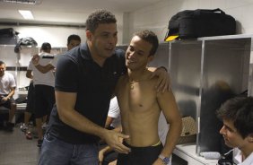 Ronaldo e Morais nos vestirios antes da partida entre Santos x Corinthians, realizada esta tarde no estdio da Vila Belmiro, em Santos, primeiro final do Campeonato Paulista de 2011