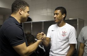 Ronaldo e Paulinho nos vestiários antes da partida entre Santos x Corinthians, realizada esta tarde no estádio da Vila Belmiro, em Santos, primeiro final do Campeonato Paulista de 2011