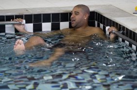 O atacante Adriano faz exercicios de fisioterapia na piscina ao lado do fisioterapeuta Caio Mello, esta tarde no CT Joaquim Grava, no Parque Ecológico do Tiete. O time se prepara para o jogo contra o Grêmio, domingo a tarde, dia 22/05, no estádio Olímpico, em Porto Alegre, pela 1ª rodada do Brasileirão 2011