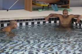 O atacante Adriano faz exercicios de fisioterapia na piscina ao lado do fisioterapeuta Caio Mello, esta tarde no CT Joaquim Grava, no Parque Ecolgico do Tiete. O time se prepara para o jogo contra o Grmio, domingo a tarde, dia 22/05, no estdio Olmpico, em Porto Alegre, pela 1 rodada do Brasileiro 2011