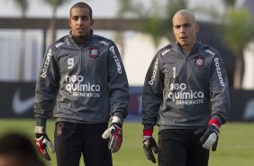 Danilo Fernandes e Julio Cesar durante treino do Corinthians esta tarde no CT Joaquim Grava, no Parque Ecolgico do Tiete. O time se prepara para o jogo contra o Grmio, domingo a tarde, dia 22/05, no estdio Olmpico, em Porto Alegre, pela 1 rodada do Brasileiro 2011