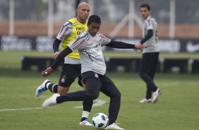 Edno e Paulinho durante treino do Corinthians esta tarde no CT Joaquim Grava, no Parque Ecolgico do Tiete. O time se prepara para o jogo contra o Grmio, domingo a tarde, dia 22/05, no estdio Olmpico, em Porto Alegre, pela 1 rodada do Brasileiro 2011