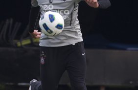 Fabio Santos durante treino do Corinthians esta tarde no CT Joaquim Grava, no Parque Ecolgico do Tiete. O time se prepara para o jogo contra o Grmio, domingo a tarde, dia 22/05, no estdio Olmpico, em Porto Alegre, pela 1 rodada do Brasileiro 2011