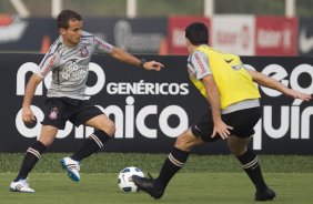 Morais e Bruno Octavio durante treino do Corinthians esta tarde no CT Joaquim Grava, no Parque Ecolgico do Tiete. O time se prepara para o jogo contra o Grmio, domingo a tarde, dia 22/05, no estdio Olmpico, em Porto Alegre, pela 1 rodada do Brasileiro 2011