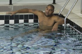 O atacante Adriano fazendo fisioterapia na piscina durante treino do Corinthians esta tarde no CT Joaquim Grava, no Parque Ecolgico do Tiete. O time se prepara para o jogo contra o Grmio, domingo a tarde, dia 22/05, no estdio Olmpico, em Porto Alegre, pela 1 rodada do Brasileiro 2011