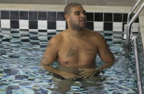 O atacante Adriano fazendo fisioterapia na piscina durante treino do Corinthians esta tarde no CT Joaquim Grava, no Parque Ecolgico do Tiete. O time se prepara para o jogo contra o Grmio, domingo a tarde, dia 22/05, no estdio Olmpico, em Porto Alegre, pela 1 rodada do Brasileiro 2011