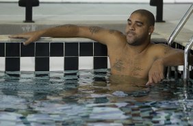 O atacante Adriano fazendo fisioterapia na piscina durante treino do Corinthians esta tarde no CT Joaquim Grava, no Parque Ecolgico do Tiete. O time se prepara para o jogo contra o Grmio, domingo a tarde, dia 22/05, no estdio Olmpico, em Porto Alegre, pela 1 rodada do Brasileiro 2011