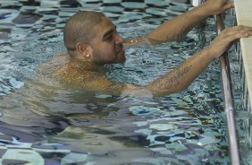O atacante Adriano fazendo fisioterapia na piscina durante treino do Corinthians esta tarde no CT Joaquim Grava, no Parque Ecolgico do Tiete. O time se prepara para o jogo contra o Grmio, domingo a tarde, dia 22/05, no estdio Olmpico, em Porto Alegre, pela 1 rodada do Brasileiro 2011