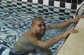 O atacante Adriano fazendo fisioterapia na piscina durante treino do Corinthians esta tarde no CT Joaquim Grava, no Parque Ecolgico do Tiete. O time se prepara para o jogo contra o Grmio, domingo a tarde, dia 22/05, no estdio Olmpico, em Porto Alegre, pela 1 rodada do Brasileiro 2011