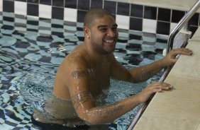 O atacante Adriano fazendo fisioterapia na piscina durante treino do Corinthians esta tarde no CT Joaquim Grava, no Parque Ecolgico do Tiete. O time se prepara para o jogo contra o Grmio, domingo a tarde, dia 22/05, no estdio Olmpico, em Porto Alegre, pela 1 rodada do Brasileiro 2011