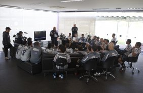 O auxiliar Geraldo Delamore conversa com os jogadores antes do treino do Corinthians esta tarde no CT Joaquim Grava, no Parque Ecolgico do Tiete. O time se prepara para o jogo contra o Grmio, domingo a tarde, dia 22/05, no estdio Olmpico, em Porto Alegre, pela 1 rodada do Brasileiro 2011