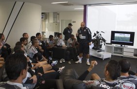 O auxiliar Geraldo Delamore conversa com os jogadores antes do treino do Corinthians esta tarde no CT Joaquim Grava, no Parque Ecolgico do Tiete. O time se prepara para o jogo contra o Grmio, domingo a tarde, dia 22/05, no estdio Olmpico, em Porto Alegre, pela 1 rodada do Brasileiro 2011