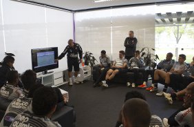O auxiliar Geraldo Delamore conversa com os jogadores antes do treino do Corinthians esta tarde no CT Joaquim Grava, no Parque Ecolgico do Tiete. O time se prepara para o jogo contra o Grmio, domingo a tarde, dia 22/05, no estdio Olmpico, em Porto Alegre, pela 1 rodada do Brasileiro 2011