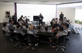 O auxiliar Geraldo Delamores conversa com os jogadores antes do treino do Corinthians esta tarde no CT Joaquim Grava, no Parque Ecolgico do Tiete. O time se prepara para o jogo contra o Grmio, domingo a tarde, dia 22/05, no estdio Olmpico, em Porto Alegre, pela 1 rodada do Brasileiro 2011