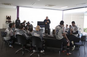 O tcnico Tite conversa com os jogadores antes do Corinthians esta tarde no CT Joaquim Grava, no Parque Ecolgico do Tiete. O time se prepara para o jogo contra o Grmio, domingo a tarde, dia 22/05, no estdio Olmpico, em Porto Alegre, pela 1 rodada do Brasileiro 2011