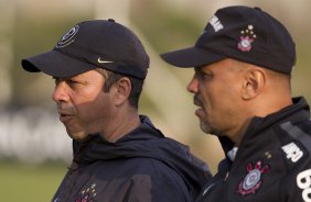Os auxiliares do tcnico Tite,Cleber Xavier e Geraldo Delamora durante treino do Corinthians esta tarde no CT Joaquim Grava, no Parque Ecolgico do Tiete. O time se prepara para o jogo contra o Grmio, domingo a tarde, dia 22/05, no estdio Olmpico, em Porto Alegre, pela 1 rodada do Brasileiro 2011