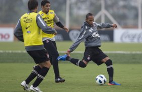 Paulo andre; Wallace e Liedson durante treino do Corinthians esta tarde no CT Joaquim Grava, no Parque Ecolgico do Tiete. O time se prepara para o jogo contra o Grmio, domingo a tarde, dia 22/05, no estdio Olmpico, em Porto Alegre, pela 1 rodada do Brasileiro 2011