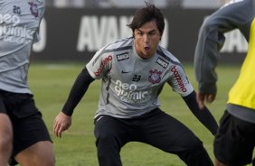 Ralf e Willian durante treino do Corinthians esta tarde no CT Joaquim Grava, no Parque Ecolgico do Tiete. O time se prepara para o jogo contra o Grmio, domingo a tarde, dia 22/05, no estdio Olmpico, em Porto Alegre, pela 1 rodada do Brasileiro 2011
