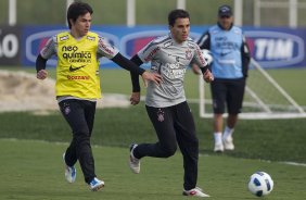 Willian e Fabio Santos durante treino do Corinthians esta tarde no CT Joaquim Grava, no Parque Ecolgico do Tiete. O time se prepara para o jogo contra o Grmio, domingo a tarde, dia 22/05, no estdio Olmpico, em Porto Alegre, pela 1 rodada do Brasileiro 2011
