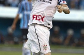 Chico comemora seu gol de penalti durante a partida entre Grmio x Corinthians, realizada esta tarde no estdio Olmpico, em Porto Alegre, primeira rodada do Campeonato Brasileiro de 2011