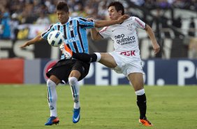 Leandro e Willian durante a partida entre Grmio x Corinthians, realizada esta tarde no estdio Olmpico, em Porto Alegre, primeira rodada do Campeonato Brasileiro de 2011