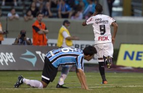 Liedson comemora seu gol o segundo do Corinthians durante a partida entre Grmio x Corinthians, realizada esta tarde no estdio Olmpico, em Porto Alegre, primeira rodada do Campeonato Brasileiro de 2011