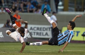 Liedson divide com Neuton e faz o segundo gol do Corinthians durante a partida entre Grmio x Corinthians, realizada esta tarde no estdio Olmpico, em Porto Alegre, primeira rodada do Campeonato Brasileiro de 2011