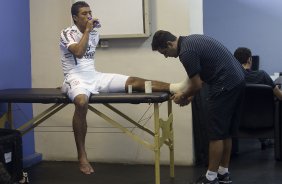 Paulinho com o enfermeiro Alex Dias nos vestirios antes da partida entre Grmio x Corinthians, realizada esta tarde no estdio Olmpico, em Porto Alegre, primeira rodada do Campeonato Brasileiro de 2011
