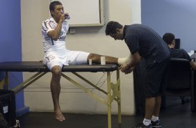 Paulinho com o enfermeiro Alex Dias nos vestiários antes da partida entre Grêmio x Corinthians, realizada esta tarde no estádio Olímpico, em Porto Alegre, primeira rodada do Campeonato Brasileiro de 2011