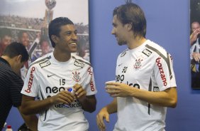 Paulinho e Paulo Andr nos vestirios antes da partida entre Grmio x Corinthians, realizada esta tarde no estdio Olmpico, em Porto Alegre, primeira rodada do Campeonato Brasileiro de 2011