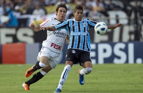 Willian e Leandro durante a partida entre Grmio x Corinthians, realizada esta tarde no estdio Olmpico, em Porto Alegre, primeira rodada do Campeonato Brasileiro de 2011