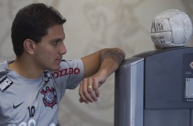 Fabio Santos durante treino do Corinthians esta manhã no CT Joaquim Grava, no Parque Ecológico do
Tiete. O time se prepara para o jogo contra o Coritiba, dia 29/05, domingo a tarde, no estádio da Fonte Luminosa, em Araraquara, pela 2ª rodada do Brasileirão 2011
