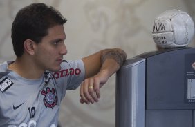 Fabio Santos durante treino do Corinthians esta manh no CT Joaquim Grava, no Parque Ecolgico do 
Tiete. O time se prepara para o jogo contra o Coritiba, dia 29/05, domingo a tarde, no estdio da Fonte Luminosa, em Araraquara, pela 2 rodada do Brasileiro 2011