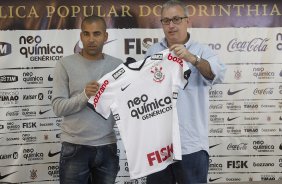 O atacante Emerson Sheik, ao lado do diretor adjunto Roberto Andrade é apresentado, após o treino do Corinthians esta manhã no CT Joaquim Grava, no Parque Ecológico do Tiete. O time se prepara para o jogo contra o Coritiba, dia 29/05, domingo a tarde, no estádio da Fonte Luminosa, em Araraquara, pela 2ª rodada do Brasileirão 2011