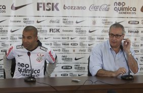 O atacante Emerson Sheik, ao lado do diretor ajunto Roberto Andrade  apresentado, aps o treino do Corinthians esta manh no CT Joaquim Grava, no Parque Ecolgico do Tiete. O time se prepara para o jogo contra o Coritiba, dia 29/05, domingo a tarde, no estdio da Fonte Luminosa, em Araraquara, pela 2 rodada do Brasileiro 2011