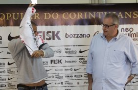 O atacante Emerson Sheik, ao lado do diretor Roberto Andrade é apresentado, após o treino do Corinthians esta manhã no CT Joaquim Grava, no Parque Ecológico do Tiete. O time se prepara para o jogo contra o Coritiba, dia 29/05, domingo a tarde, no estádio da Fonte Luminosa, em Araraquara, pela 2ª rodada do Brasileirão 2011