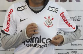 O atacante Emerson Sheik é apresentado, após o treino do Corinthians esta manhã no CT Joaquim Grava, no Parque Ecológico do Tiete. O time se prepara para o jogo contra o Coritiba, dia 29/05, domingo a tarde, no estádio da Fonte Luminosa, em Araraquara, pela 2ª rodada do Brasileirão 2011
